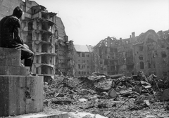 Hungary, Budapest II., Mechwart liget, Mechwart-emlékmű talapzata. Balra a Regent-ház, szemben a Margit körút épületei., 1945, Kramer István dr, Kunszt János, war damage, monument, ruins, Budapest, Fortepan #52037