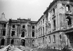 Hungary, Budapest I., a Királyi Palota (később Budavári Palota) nyugati zárt udvara. A kép bal alsó sarokában a nyugati felső várfal látható., 1945, Kramer István dr, Kunszt János, war damage, ruins, Budapest, Fortepan #52038