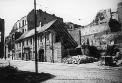 Hungary, Budapest I., Apród utca 1-3, az épületben később a Semmelweis Orvostörténeti Múzeumot alakították ki., 1945, Kramer István dr, Kunszt János, war damage, ruins, Budapest, pillar, cobblestones, museum, braid, gate, attic, memorial plaque, Fortepan #52040