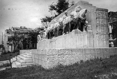 Hungary, Budapest I., Dózsa György (Palota) tér, Ligeti Miklós alkotása (1937), a Lovas tüzérek hősi emlékműve (később Dózsa György szobra került a helyére)., 1945, Kramer István dr, Kunszt János, war damage, ruins, Budapest, Fortepan #52057