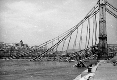 Hungary, Budapest V., a lerombolt Erzsébet híd pesti hídfője az alsó rakpartról nézve, háttérben a romos Királyi Palota (később Budavári Palota)., 1945, Kramer István dr, Kunszt János, war damage, wrecked bridge, castle, Danube, eclectic architecture, Budapest, suspension bridge, Duna-bridge, Antal Kherndl-design, Aurél Czekelius-design, Fortepan #52077