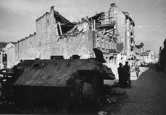 Magyarország, Budapest II., Retek utca a Fény utcától a Széna tér felé nézve. Német Panther típusú harckocsi roncsa., 1945, Kramer István dr, Kunszt János, német gyártmány, harckocsi, járműroncs, Wehrmacht, Sd.Kfz 171 Panther, Panzerkampfwagen V, Budapest, Fortepan #52088