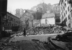 Hungary, Budapest I., Szalag utca - Hunyadi János út - Magas utca találkozása a Szalag utcából nézve. Balra fenn az Ybl (Hatvany) villa., 1945, Kramer István dr, Kunszt János, war damage, ruins, Budapest, Fortepan #52095