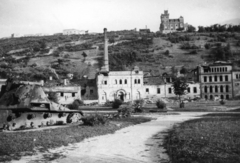 Magyarország, Tabán, Budapest I., Rác fürdő. A Gellért-hegy oldalában a Schoch / Hegedűs - villa. Balra egy német Hummel önjáró löveg roncsa., 1945, Kramer István dr, Kunszt János, német gyártmány, járműroncs, önjáró löveg, Wehrmacht, Budapest, Fortepan #52097