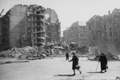 Hungary, Budapest II., Margit körút - Keleti Károly utca sarok, a felrobbant Regent-ház., 1945, Kramer István dr, Kunszt János, war damage, ruins, basket, Budapest, lady, coat, hat, walking cane, Fortepan #52098