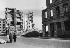 Hungary, Budapest II., Fő utca a Csalogány utca felől a Vitéz utca felé nézve., 1945, Kramer István dr, Kunszt János, war damage, ruins, Budapest, men, coat, pedestrian, Fortepan #52099