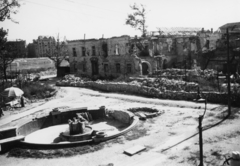 Hungary, Budapest I., Erzsébet híd budai hídfő. Hungária forrás, szemben a lerombolt Rudas gyógyfürdő., 1945, Kramer István dr, Kunszt János, war damage, sunshades, ruins, Budapest, Fortepan #52101