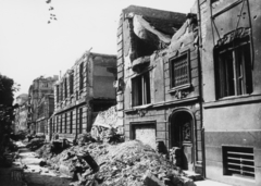 Hungary, Budapest I., Váralja utca a Sarló utca felé nézve., 1945, Kramer István dr, Kunszt János, war damage, ruins, Budapest, window bars, gate, window, bullet hole, Fortepan #52102