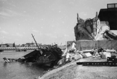 Hungary, Budapest XI., Haditengerészeti Hősi Emlékmű maradványai a Petőfi (Horthy Miklós) híd budai hídfőjénél., 1945, Kramer István dr, Kunszt János, war damage, wrecked bridge, pontoon bridge, Budapest, Fortepan #52118