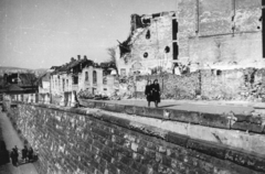 Hungary, Budapest I., Kuny Domokos (Karátsonyi) utca, a Márvány utcai hídról a Déli pályaudvar fűtőháza felé nézve., 1945, Kramer István dr, Kunszt János, war damage, ruins, castle wall, Budapest, pedestrian, Fortepan #52133