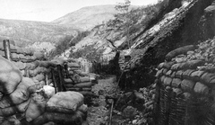 Szlovénia, Nova Gorica, Monte San Gabriele (Skabrijel), lövészárok, háttérben a Monte Santo., 1917, Komlós Péter, első világháború, lövészárok, Fortepan #52341