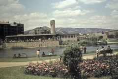 Magyarország, Budapest XI., Feneketlen-tó, szemben a Park Étterem, mögötte a Bartók Színpad (később Budai Parkszínpad)., 1963, Fortepan, utcabútor, színes, virág, látkép, Budapest, Fortepan #5238