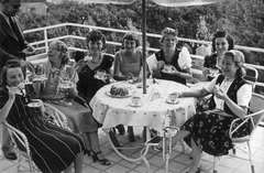 Magyarország, Budapest XII., Istenhegyi út 13., színházi garden-party Honthy Hanna primadonna bérelt villájában. Balra Delly Ferenc színművész, az asztalnál balról Fejes Teri, Somogyi Nusi, Titkos Ilona, Kiss Manyi, Erdélyi Mihályné, Kőszegi Teréz és Kováts Terus színművésznők., 1939, Fortepan, étkezés, kuglóf, Budapest, Fortepan #52446