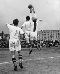 Magyarország, Budapest XI., Kőrösy József (Mező) utca, BEAC sportpálya, háttérben a Lágymányosi Dohánygyár., 1940, Fortepan, labdarúgás, kapus, Budapest, dohánygyár, Fortepan #52477