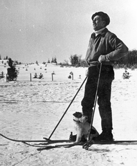 Magyarország, Mátraháza, 1940, Fortepan, portré, sport, tél, hó, kutya, férfi, síelés, Fortepan #52495