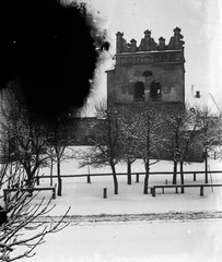 Szlovákia, Podolin, Szűz Mária tér (Námestie Mariánske), harangtorony. Balra a fáktól takarva a Mária Mennybemenetele templom., 1900, Fortepan, hó, sérült kép, harangtorony, Fortepan #52796