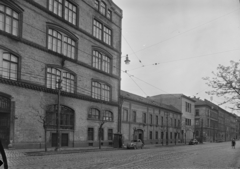 Hungary, Budapest XIII., Dráva utca első tömbje a Dózsa György út felől., 1955, UVATERV, street view, booth, Fiat-brand, Italian brand, guard, automobile, sentry-box, Budapest, rails, Fortepan #5280