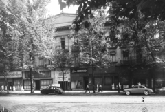 Magyarország, Budapest VIII., Rákóczi út 15., Marika eszpresszó., 1957, UVATERV, cégtábla, Tatra-márka, eszpresszó, automobil, Tatra 600 Tatraplan, rendszám, Budapest, Fortepan #5286