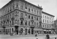 Magyarország, Budapest VII., Akácfa utca és Rákóczi út sarok, az árkádosítás előtti állapotban., 1952, UVATERV, cégtábla, eszpresszó, étterem, lámpaoszlop, illatszerbolt, Budapest, Fortepan #5290