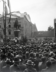 Magyarország, Sopron, Széchenyi tér, Széchenyi István szobrát Izsó Miklós gipszmintája alapján Mátrai Lajos György készítette (1897)., 1934, Vargha Zsuzsa, zászló, tömeg, szobor, címer, szónoklat, nemzeti jelkép, Széchenyi István-ábrázolás, Fortepan #52900