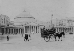 Italy, Naples, Piazza del Plebescito, San Francesco di Paola-templom (Basilica reale pontificia di San Francesco di Paola)., 1909, Vargha Zsuzsa, church, horse, Horse-drawn carriage, pediment, Neoclassical architecture, Charles III of Spain-portrayal, Pietro Bianchi-design, Fortepan #52924