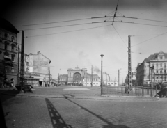 Magyarország, Budapest VII., Baross tér, Keleti pályaudvar., 1953, UVATERV, vasút, cégtábla, szobor, utcakép, életkép, villamos, kémény, tűzfal, telefonfülke, nyilvános WC, pályaudvar, vörös csillag, füst, Patyolat Vállalat, légó sziréna, eklektikus építészet, Budapest, Rochlitz Gyula-terv, Fortepan #5293