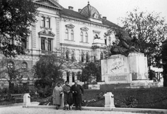 Magyarország, Sopron, Deák tér, 76-os gyalogezred emlékműve (Maugsch Gyula, 1931.)., 1931, Vargha Zsuzsa, emlékmű, csoportkép, Fortepan #52935