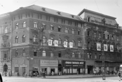 Magyarország, Budapest VIII., Baross tér 3., 1957, UVATERV, cégtábla, Lenin-ábrázolás, politikai dekoráció, zöldséges, Karl Marx-ábrázolás, Friedrich Engels-ábrázolás, Állami Biztosító, Budapest, Fortepan #5294