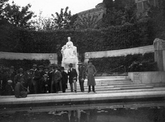 Ausztria, Bécs, Erzsébet királyné szobra a Népkertben (Volksgarten)., 1918, Vargha Zsuzsa, Erzsébet királyné-ábrázolás, Hans Bitterlich-terv, Friedrich Ohmann-terv, diák, csoportkép, Fortepan #52944