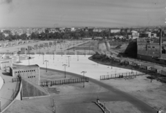 Magyarország, Népstadion, Budapest XIV., szoborkert, távolban a metró és a gödöllői HÉV Hungária körúti, közös végállomásának kupolás épülete (később visszabontották)., 1960, UVATERV, park, lámpaoszlop, Budapest, Fortepan #5295