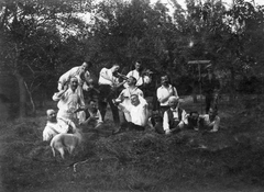 Hungary, Sopron, Sörház-domb, a felvétel az egyik kertben készült., 1920, Vargha Zsuzsa, tableau, violin, singing, teacher, Fortepan #52967