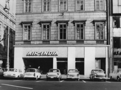 Magyarország, Budapest V., Vörösmarty tér 6., az Air-India légitársaság képviselete., 1970, Szabó Lóránt, csehszlovák gyártmány, német gyártmány, Trabant-márka, Opel-márka, Skoda-márka, Wartburg-márka, automata, automobil, Opel Kadett, Skoda 1000 MB, Wartburg 311/312, Trabant 601, rendszám, utcanévtábla, Budapest, Fortepan #53014