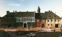 Magyarország, budai Vár, Budapest I., Bécsi kapu tér, középen a Kazinczy-emlékkút (Pásztor János, 1936.)., 1970, Szabó Lóránt, színes, csehszlovák gyártmány, német gyártmány, Trabant-márka, Skoda-márka, Fiat-márka, Wartburg-márka, Volkswagen-márka, olasz gyártmány, automobil, Trabant 601, Skoda 100, Wartburg 353, Fiat 124, Budapest, Fortepan #53028