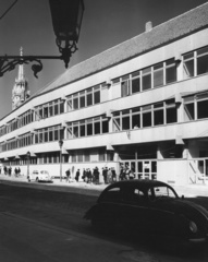 Magyarország, budai Vár, Budapest I., Tárnok utca 9-11., Budavári Általános Iskola., 1970, Szabó Lóránt, iskola, német gyártmány, Volkswagen-márka, automobil, Volkswagen Bogár, Budapest, Fortepan #53031