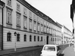 Magyarország, budai Vár, Budapest I., Országház utca a Kapisztrán tér felé nézve., 1970, Szabó Lóránt, német gyártmány, Volkswagen-márka, automobil, Volkswagen Typ3, Budapest, országjelzés, Fortepan #53035