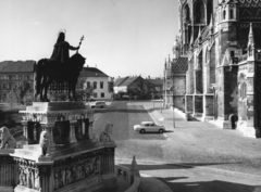 Magyarország, budai Vár, Budapest I., Szentháromság tér, Szent István király szobra a Halászbástyáról nézve. Jobbra a Mátyás-templom., 1970, Szabó Lóránt, szobor, lengyel gyártmány, automobil, FSO-márka, lovas szobor, Szent István-ábrázolás, Budapest, FSO Warszawa, Fortepan #53042