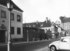 Magyarország, budai Vár, Budapest I., Fortuna utca a Bécsi kapu tér és a Magyar Országos Levéltár felé nézve., 1970, Szabó Lóránt, háborús kár, német gyártmány, utcakép, Volkswagen-márka, gázlámpa, automobil, Volkswagen Bogár, Budapest, Fortepan #53046