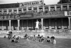 Magyarország, Budapest III., Csillaghegyi strandfürdő., 1930, Romák Éva, reklám, strand, hullámfürdő, úszás, fürdőzés, fehérnemű, fotózás, amatőrfilm, harisnya, Pathé Baby, úszósapka, Budapest, Fortepan #53236