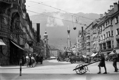 Ausztria, Innsbruck, Maria-Theresien-Strasse., 1935, Romák Éva, zászló, emlékmű, életkép, kockakő, torony, kézikocsi, kávéház, automobil, oszlop, toronyóra, Szent György-ábrázolás, Szűz Mária-ábrázolás, Szent Anna-ábrázolás, Szent Kasszián-ábrázolás, Szent Vigilius-ábrázolás, Cristoforo Benedetti-terv, Fortepan #53239