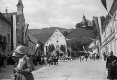 Ausztria, Schwanberg, Hauptplatz, a dombon a Josefikirche., 1930, Romák Éva, templom, zászló, tér, járókelő, Fortepan #53253