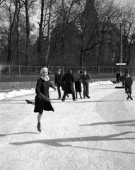 Magyarország, Városliget, Budapest XIV., Műjégpálya, háttérben Vajdahunyad vára., 1938, Romák Éva, kastély, korcsolyázás, Alpár Ignác-terv, eklektikus építészet, Budapest, Fortepan #53258