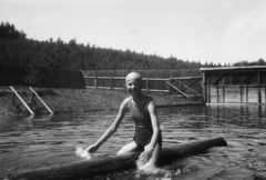 1930, Romák Éva, beach, bathing suit, lath fence, girl, swimming cap, wide sitting, Fortepan #53268