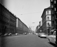 Magyarország, Budapest VIII.,Budapest IX., Üllői út a klinikák felől a Nagykörút felé nézve., 1964, UVATERV, forgalom, autóbusz, zászló, utcakép, Moszkvics-márka, Wartburg 311/312, Budapest, Fortepan #5327