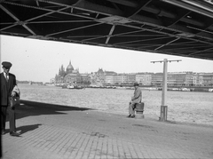 Hungary, Budapest I., alsó rakpart a Széchenyi Lánchíd budai hídfőjénél, háttérben a Parlament., 1936, Romák Éva, parliament, Danube, Budapest, suspension bridge, William Tierney Clark-design, Fortepan #53273