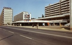 Magyarország, Salgótarján, Rákóczi út, jobbra az Arany János út., 1975, Balázs Lajos, színes, utcakép, panelház, neonreklám, modern építészet, neon felirat, Fortepan #53300