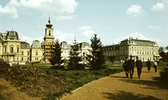 Magyarország,Balaton, Keszthely, Festetics-kastély., 1975, Balázs Lajos, kastély, színes, egyenruha, sétány, múzeum, barokk-stílus, katona, palota, Viktor Rumpelmayer-terv, Gustav Haas-terv, Maximilian Paschkisch-terv, Fortepan #53301