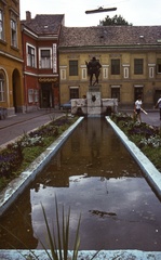 Magyarország, Székesfehérvár, Várkapu utca, Varkocs György várkapitány szobra (Erdei Dezső, 1938.)., 1975, Balázs Lajos, színes, szökőkút, felirat, szobor, utcakép, Varkocs György-ábrázolás, Fortepan #53303