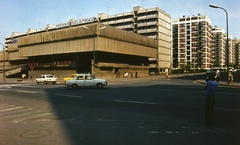 Magyarország, Salgótarján, Rákóczi út - Pécskő út sarok., 1975, Balázs Lajos, színes, német gyártmány, szovjet gyártmány, felirat, utcakép, életkép, panelház, Lada-márka, Wartburg-márka, lámpaoszlop, automobil, modern építészet, Finta József-terv, Fortepan #53305