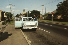 Magyarország, Hatvan, Rákóczi út, háttérben a Szent István király templom, 1970, Balázs Lajos, templom, színes, szovjet gyártmány, utcakép, Moszkvics-márka, lámpaoszlop, katolikus, jelzőtábla, Moszkvics 407, rendszám, neobarokk stílus, Irsy László-terv, Fortepan #53314