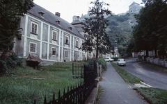 Magyarország, Sümeg, Püspöki Palota és a vár., 1977, Balázs Lajos, színes, német gyártmány, utcakép, Wartburg-márka, hegyoldal, automobil, Wartburg 353, Fortepan #53318